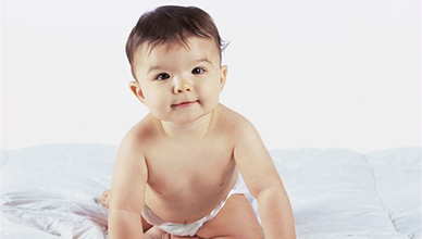如何為好動的寶寶換紙尿片？